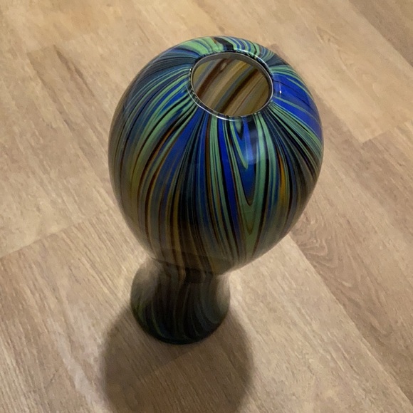 Beautiful Tozai Home hand blown glass vase - Picture 2 of 3